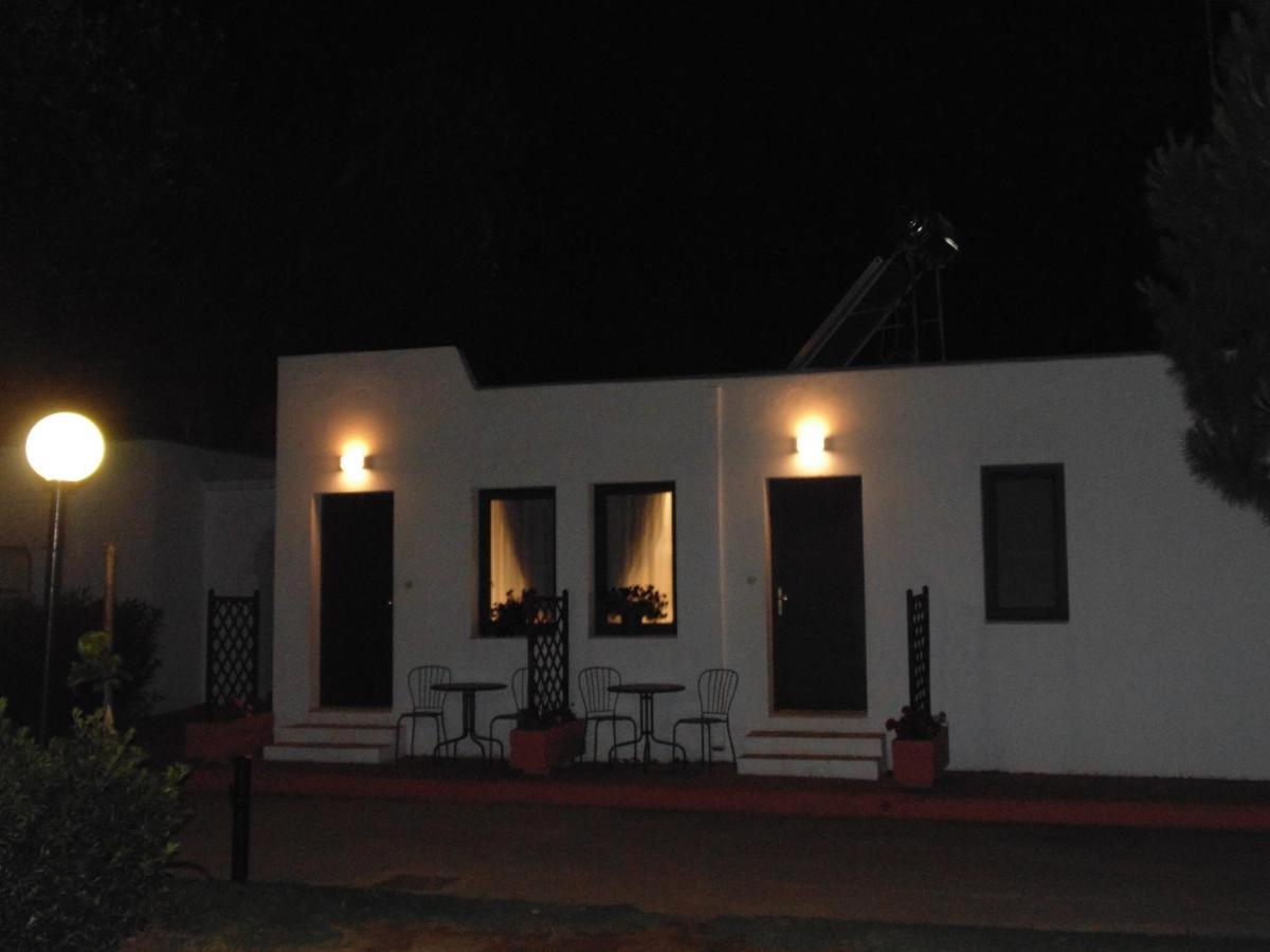 ניאה מודאניה Ouzouni Resort Boutique Bungalows מראה חיצוני תמונה